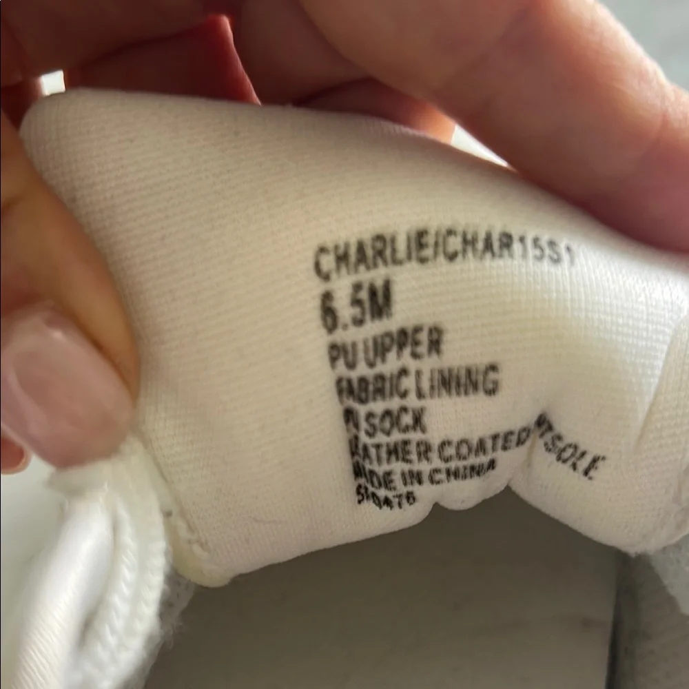 Steve Madden White Sneakers Classic Minimalist Design - Picture 3 of 5